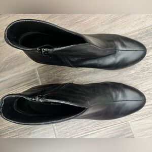 Black leatherr short boots